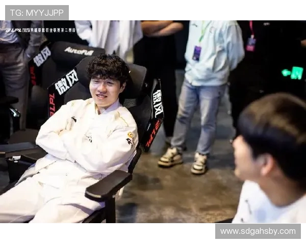 IG战队迎战JDG勇夺胜利展现电竞王者风采 IG战队迎战JDG勇夺胜利展现电竞王者风采