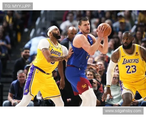 湖人队挑战太阳队 力拼季后赛席位 争夺激烈胜负难测 湖人队挑战太阳队 力拼季后赛席位 争夺激烈胜负难测