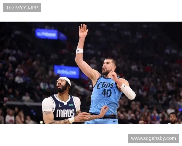 独行侠与快船上演巅峰对决两大核心争锋激烈鏖战引爆全场