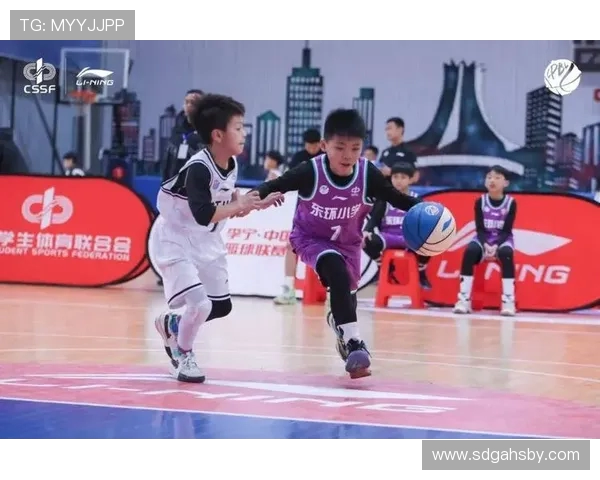 聚焦篮球运动员成长轨迹与赛场荣耀全面解读发展之路及未来潜能探索