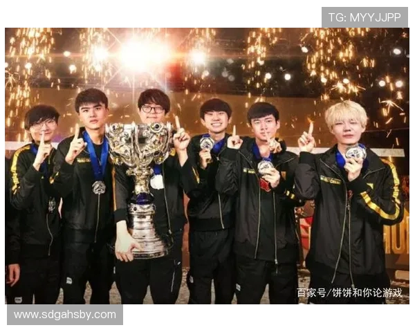 FPX团队协作引发热议选手表现与战术配合成焦点讨论