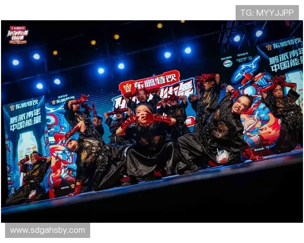 深圳街舞队在世界街舞大赛中的灵活性表现引发热议与赞赏 深圳街舞队在世界街舞大赛中的灵活性表现引发热议与赞赏