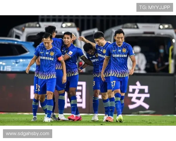 新疆广汇与对手激烈对决全力争胜彰显球队实力和竞技状态