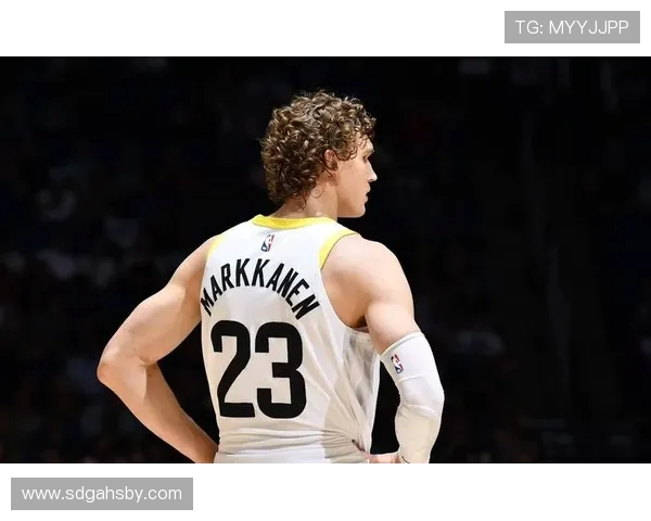 克莱汤普森：勇士队的三分射手与不屈精神的象征